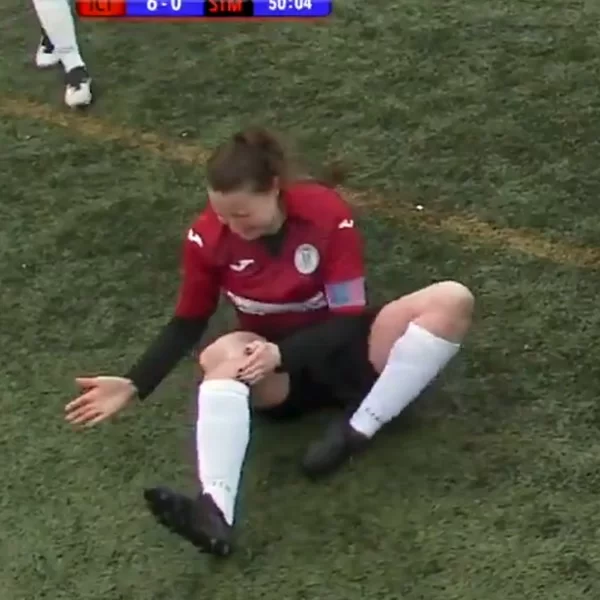 Jogadora da Escócia desloca joelho e o conserta com tapas e continua partida até o fim